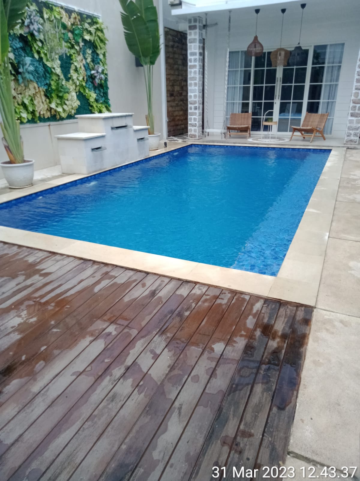 Kolam renang minimalis dengan finishing batu alam